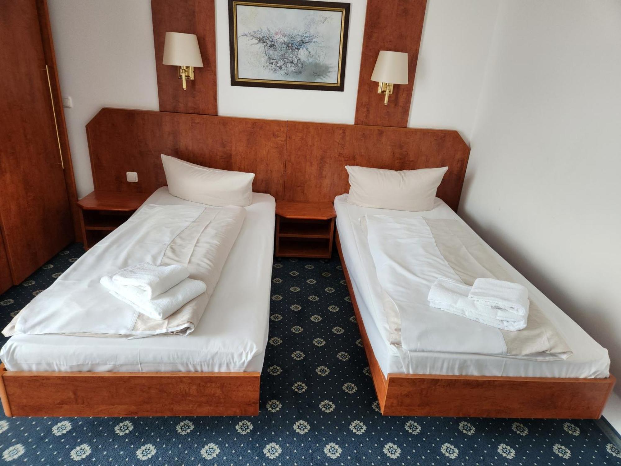 Hotel Hoyers In Pinneberg Prisdorf エクステリア 写真